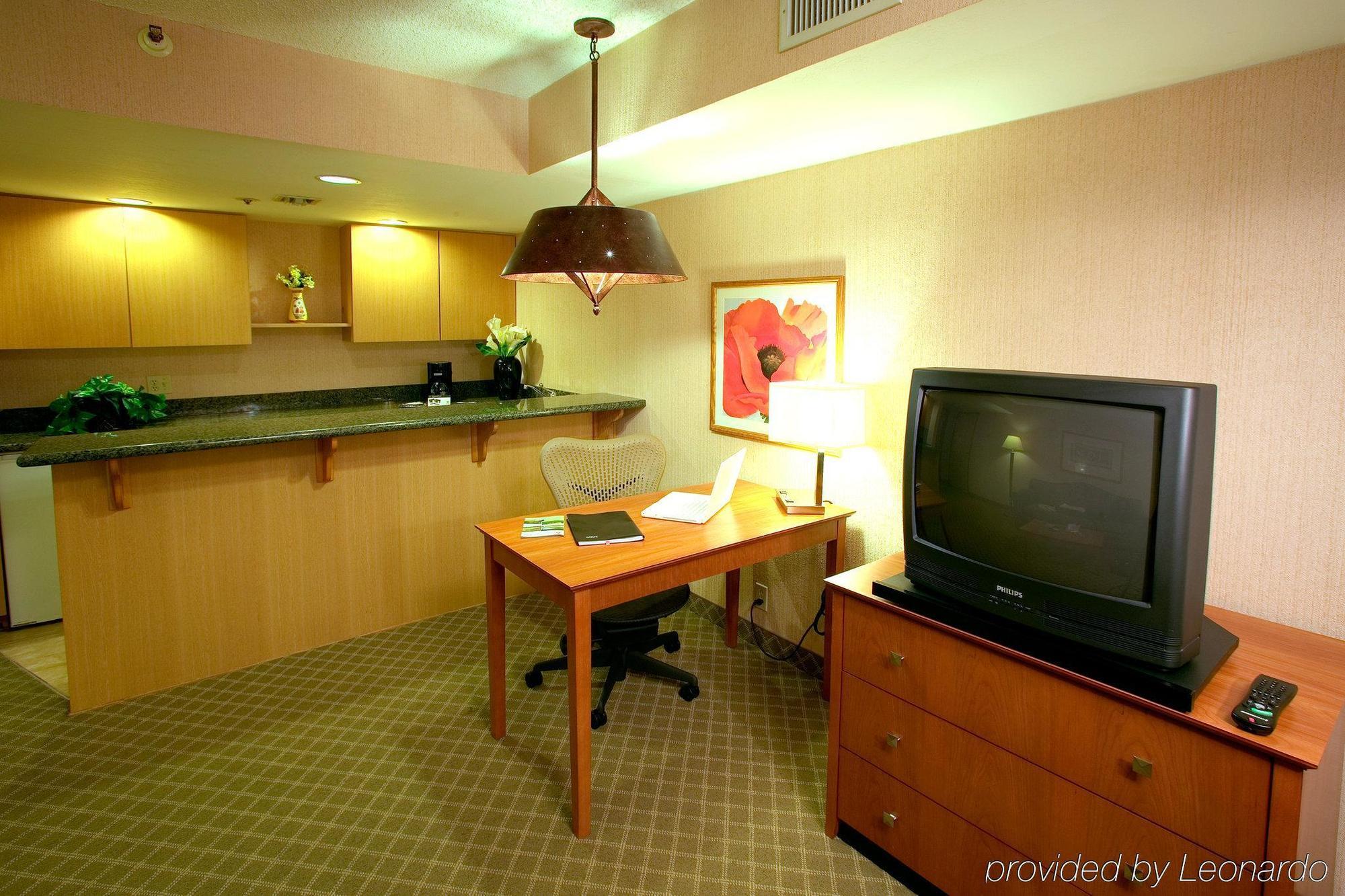 Best Western Plus Scottsdale Thunderbird Suites Room photo