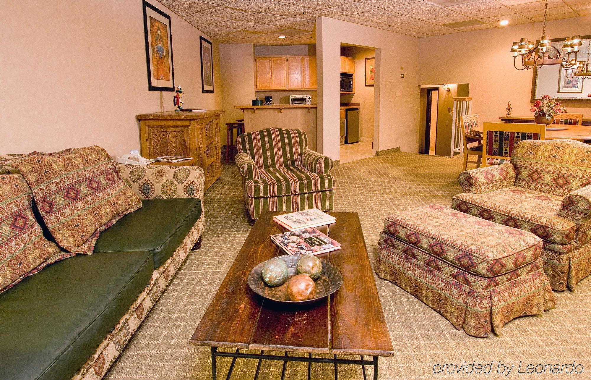 Best Western Plus Scottsdale Thunderbird Suites Interior photo